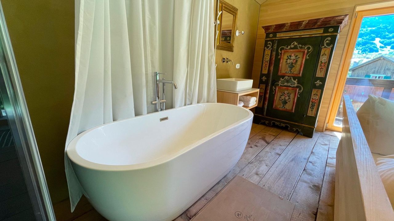Blick auf die Berge aus freistehender Badewanne Blick auf die Berge aus freistehender Badewanne